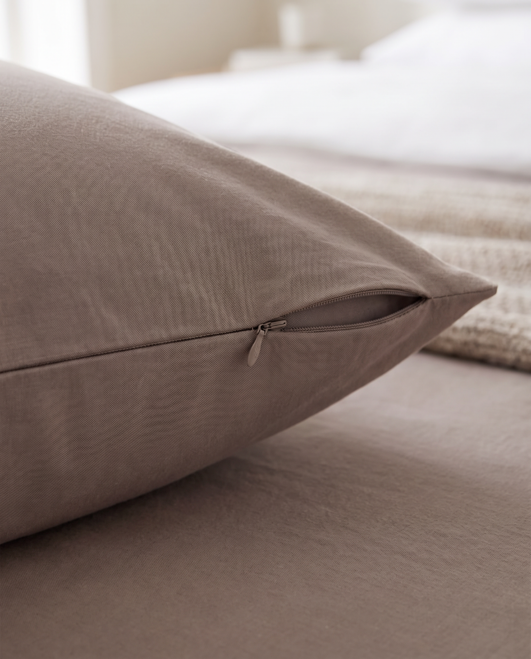 SNUGG Driftwood pillowcase invisible zip closure detail
