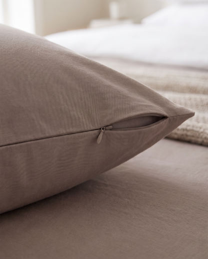 SNUGG Driftwood pillowcase invisible zip closure detail